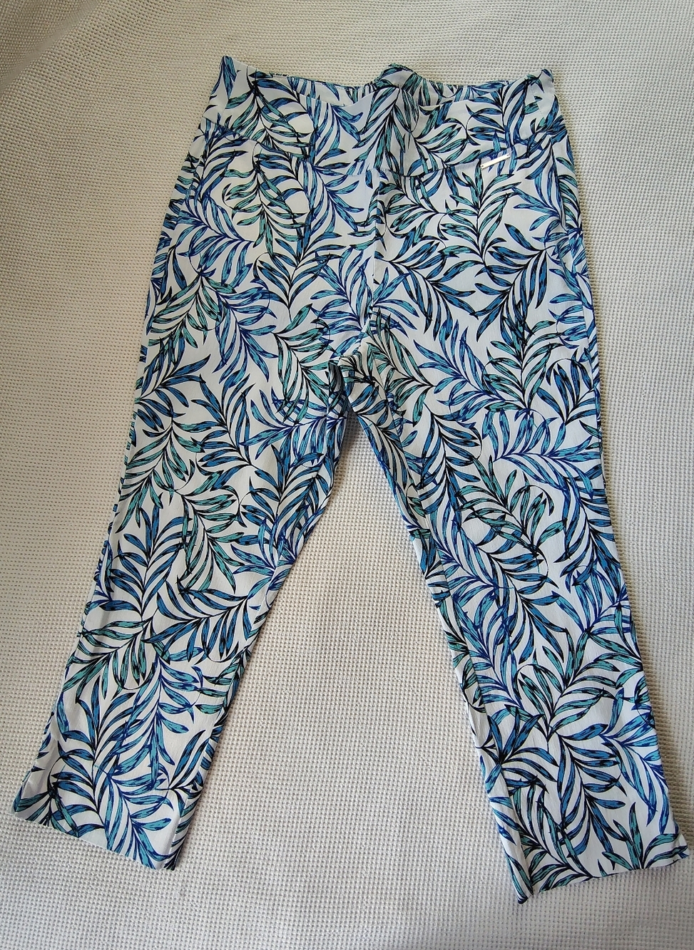 ROZ & ALI White Cropped Pants with Blue & Teal Leaf Print Size 16